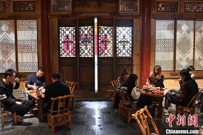 圖為甘肅天水市秦州區(qū)平南鎮(zhèn)蘇灣村民俗莊園內(nèi)的“圍爐煮茶”網(wǎng)紅打卡點。(資料圖) 李亞龍 攝