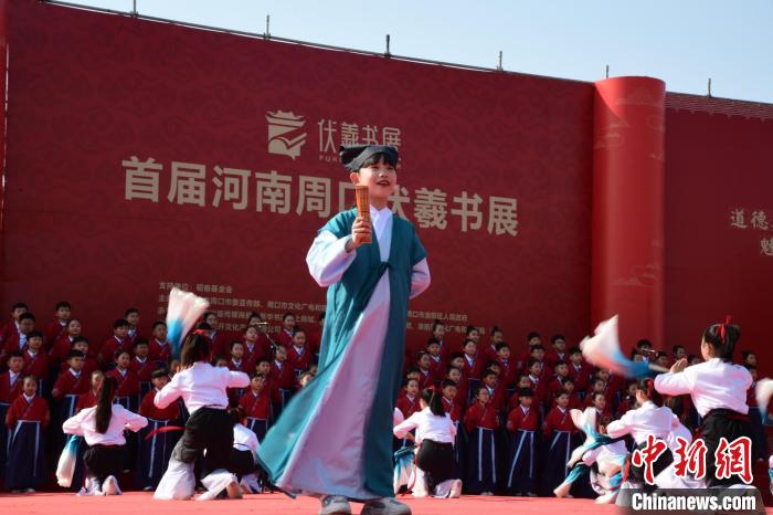 圖為學(xué)生們在開幕式上誦讀經(jīng)典。　梁照曾 攝