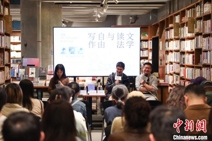 《至少還有文學(xué)》推出：在今天，我們?yōu)槭裁催€需要文學(xué)？