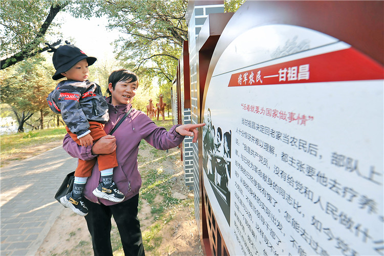 嘉峪關(guān)市紀(jì)委監(jiān)委通過(guò)實(shí)施“政治鑄廉、教育促廉、文化育廉、陣地助廉、監(jiān)督固廉”等“五廉”行動(dòng)，深入推進(jìn)新時(shí)代廉潔文化建設(shè)。圖為市民在迎賓湖絲路廉潔文化主題公園“勤廉楷模墻”接受廉潔文化教育。.jpg