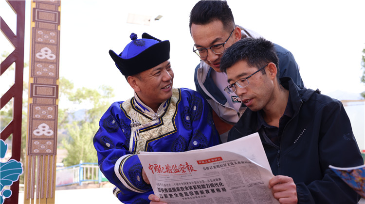 2023年6月8日，甘肅省張掖市肅南裕固族自治縣紅灣寺鎮(zhèn)紀(jì)委工作人員在一小區(qū)廉政文化主題廣場(chǎng)與社區(qū)居民拉家常，宣傳廉潔知識(shí)，共話廉潔文化.jpg