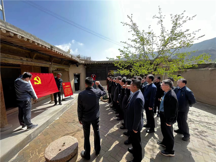 圖為臨夏州紀(jì)委監(jiān)委組織黨員干部在東鄉(xiāng)縣布塄溝黨史教育基地開(kāi)展革命教育活動(dòng)，賡續(xù)紅色血脈、汲取奮進(jìn)力量、激發(fā)干事熱情。.png