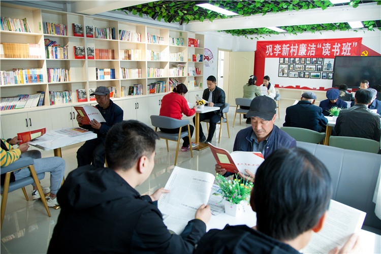隴南市禮縣開(kāi)展廉潔書(shū)籍進(jìn)農(nóng)家書(shū)屋活動(dòng)，圖為羅壩鎮(zhèn)鞏李新村舉辦的“廉潔讀書(shū)班”。.jpg