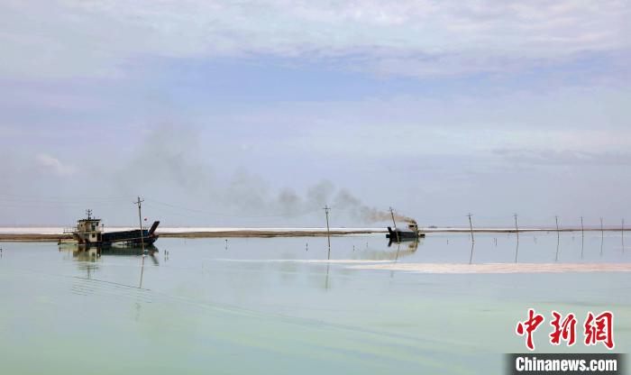 “天空之鏡”青海茶卡鹽湖：迎黃金旅游季，獨(dú)特景色引客來