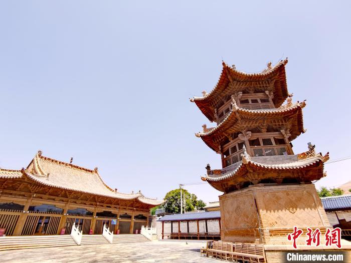 圖為阿河灘清真寺局部?！?zhí)砀?攝