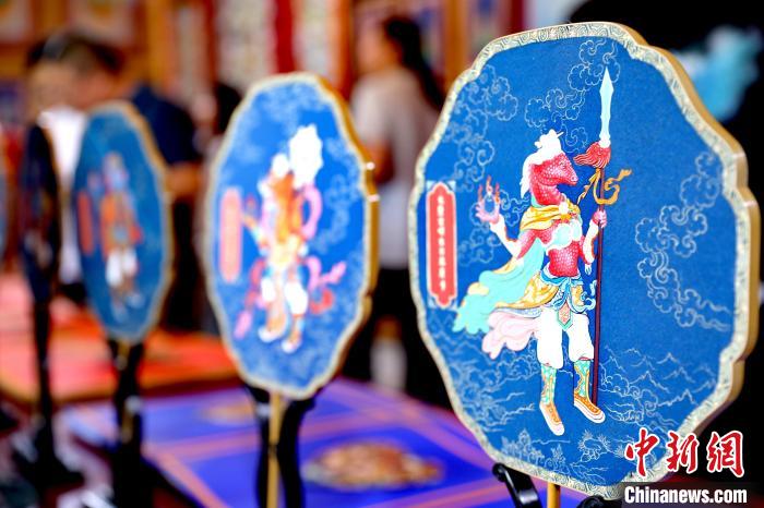 圖為唐卡延伸產(chǎn)品?！⊙Φ?攝