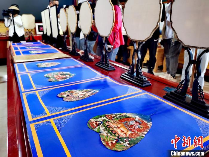 圖為唐卡延伸產(chǎn)品?！?zhí)砀?攝
