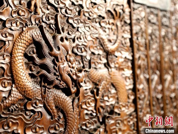 圖為青海永錄民俗博物館內(nèi)珍藏的中式家具細節(jié)展示?！⊙Φ?攝