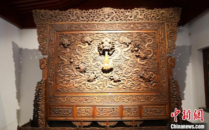 圖為青海永錄民俗博物館內(nèi)珍藏的中式家具?！⊙Φ?攝