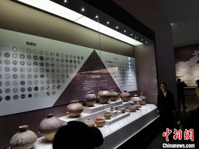 圖為河湟文化博物館展示的當(dāng)?shù)爻鐾敛侍盏募y飾類別?！?zhí)砀?攝