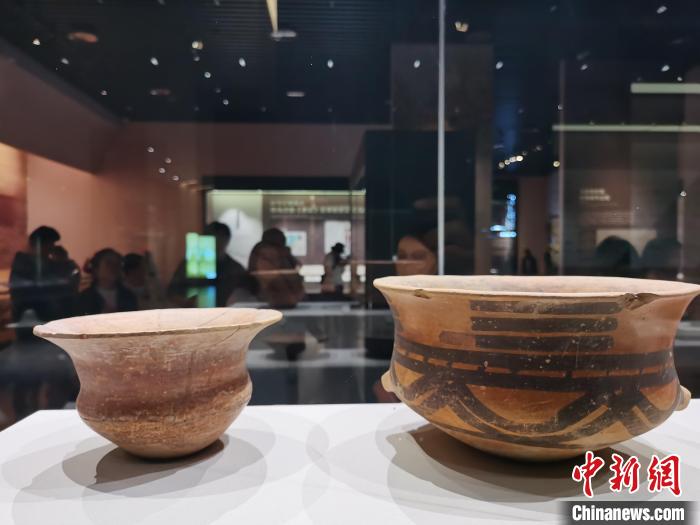 圖為河湟文化博物館展陳的陶器?！?zhí)砀?攝
