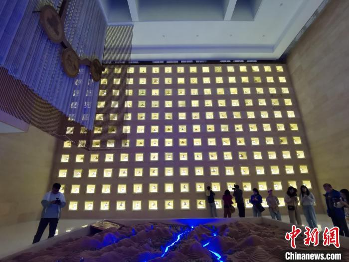 圖為河湟文化博物館序廳的左右彩陶墻放置的374件彩陶?！?zhí)砀?攝