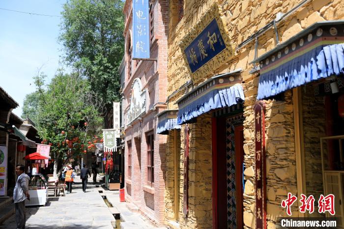 圖為平安驛·河湟民俗文化體驗(yàn)地的門店。　薛蒂 攝