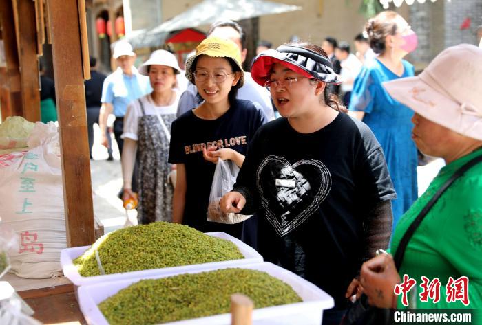 圖為民眾購(gòu)買青海特色小吃?！⊙Φ?攝