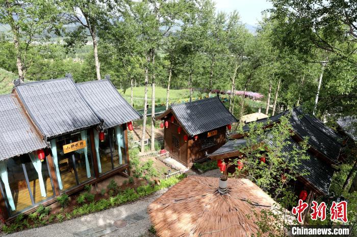 圖為景區(qū)內(nèi)依山而建的民宿。　薛蒂 攝