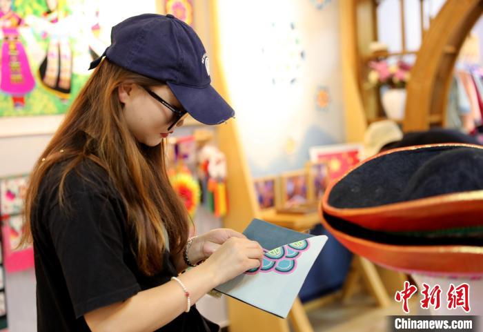 圖為民眾體驗國家級非遺項目盤繡技藝?！⊙Φ?攝