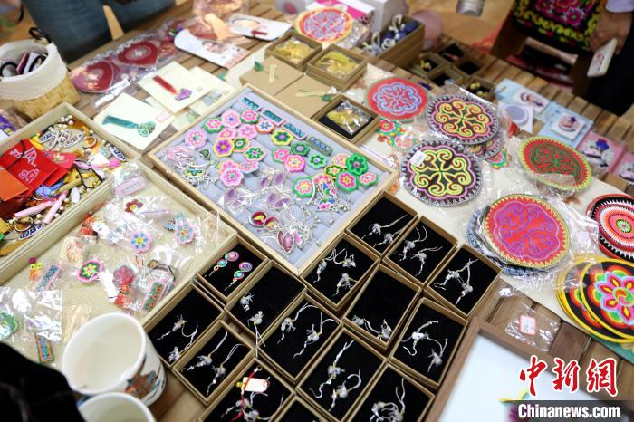 圖為盤繡作品?！⊙Φ?攝