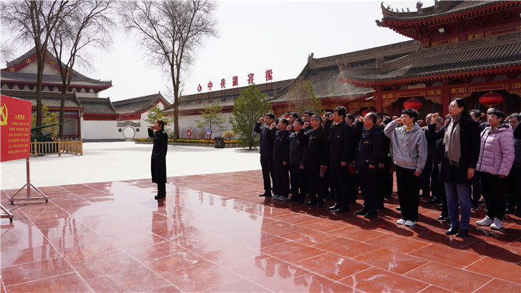 4月6日，為傳承弘揚革命英烈精神，教育引導(dǎo)紀檢監(jiān)察干部筑牢信仰之基、補足精神之鈣、把穩(wěn)思想之舵，永葆忠誠干凈擔(dān)當(dāng)?shù)恼伪旧Ｊ屑o委監(jiān)委組織紀檢監(jiān)察干部赴靜寧縣界石鋪紅軍長征紀念館和莊浪縣梯田紀念館開展廉政教育和革命傳統(tǒng)教育。.jpg