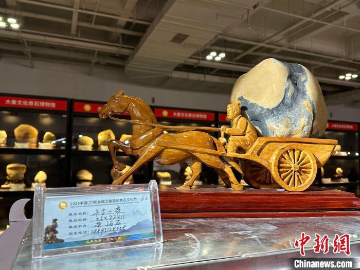 8月3日——7日，2023中國(蘭州)絲綢之路國際賞石文化節(jié)在甘肅國際會展中心舉行。圖為黃河石擺件《千古一帝》。楊娜 攝</p><p>