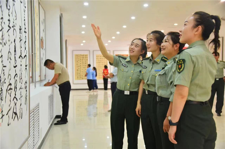 觀眾在南梁革命紀(jì)念館參觀甘肅省廉潔文化美術(shù)、書法、設(shè)計作品展.jpg