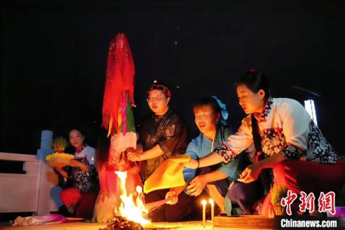 持續(xù)七天八夜的乞巧節(jié)正在西漢水上游的甘肅省西和縣進行。西和縣姜席鎮(zhèn)晚霞湖畔，民眾“巧頭”點蠟、炷香、焚裱紙、跪拜，準備將“巧娘娘”請進院。魏朵朵 攝
