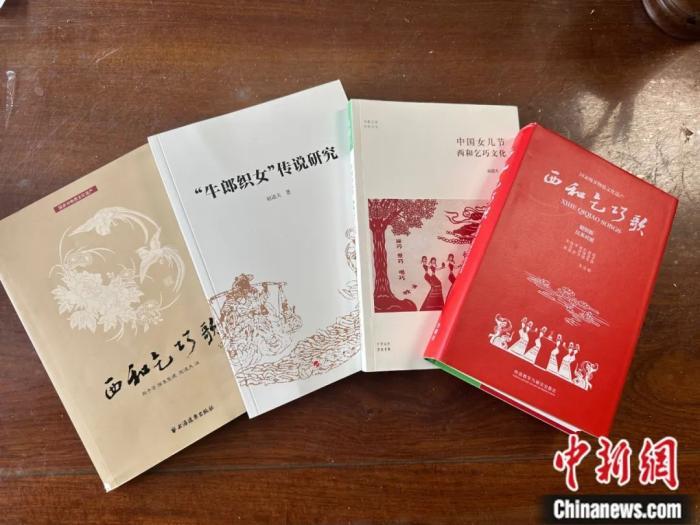 為保護傳承流傳千年的乞巧節(jié)，諸多乞巧節(jié)相關著作出版面世。閆姣 攝