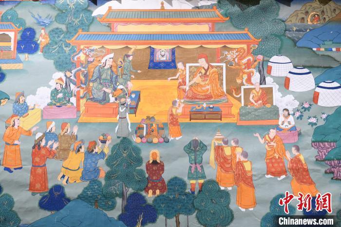 8月20日，在蘭州市博物館展出的大型歷史題材卷軸唐卡“涼州會盟”。　戴文昌 攝