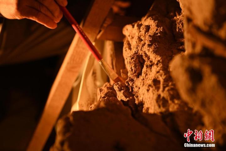 8月25日，文物修復(fù)師牟常有進(jìn)行文物修復(fù)工作。