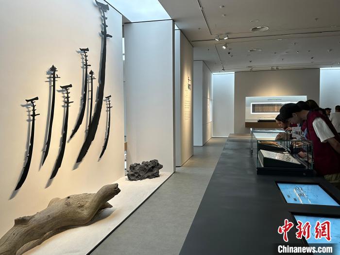 圖為觀眾在甘肅簡牘博物館參觀。中新社記者 戴文昌 攝