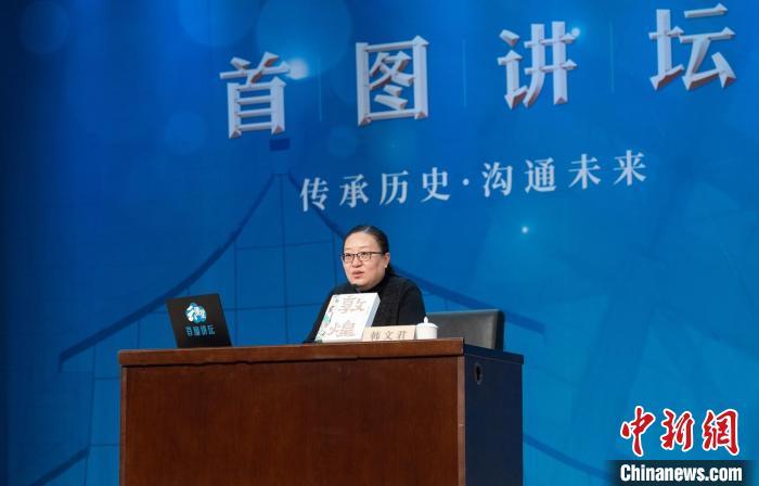 敦煌研究院文化弘揚(yáng)部講解科科長(zhǎng)韓文君。　湖南文藝出版社供圖