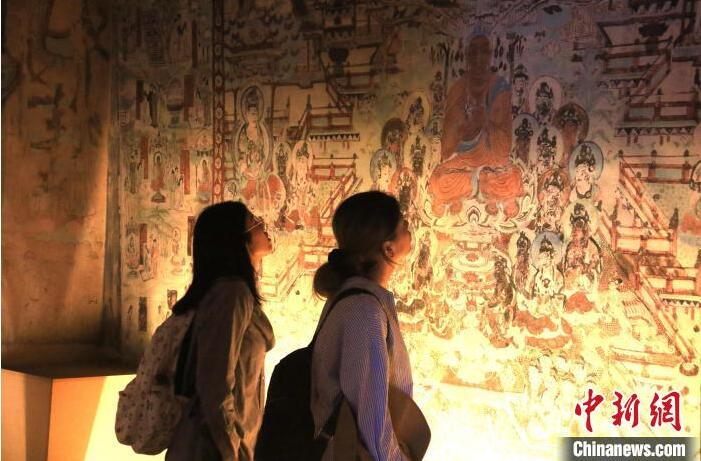 2023年8月27日，游客在甘肅省敦煌市博物館參觀文物展。張曉亮 攝(資料圖)