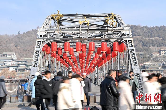 1月30日，裝扮一新的中山橋?yàn)榧磳⒌絹?lái)的新春佳節(jié)增添節(jié)日氛圍。九美旦增攝</p><p>