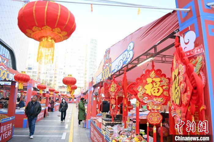 1月30日，蘭州街頭琳瑯滿目的年貨吸引顧客選購(gòu)。九美旦增 攝</p><p>