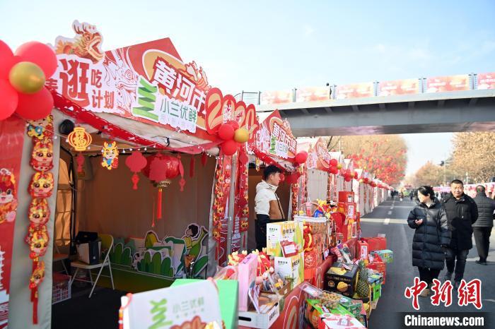1月30日，蘭州黃河畔的年貨集市吸引顧客選購(gòu)年貨。九美旦增 攝</p><p>