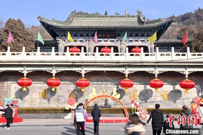 1月30日，裝扮一新的蘭州白塔山公園節(jié)日氛圍濃厚。九美旦增 攝</p><p>