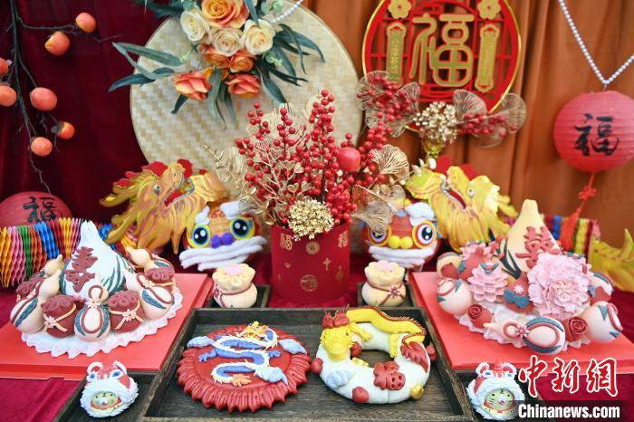 1月25日，春節(jié)臨近，蘭州一花饃店“龍”元素花饃熱銷。圖為展出的“龍”元素花饃。九美旦增 攝