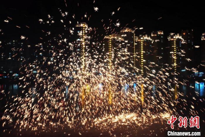 “過年打鐵花”是臨夏州永靖縣的民俗傳統(tǒng)。這項(xiàng)民俗表演，其實(shí)有著硬核技術(shù)作支撐，那就是入選國(guó)家級(jí)非遺的“永靖王氏生鐵冶鑄技藝”。侯奇志 攝</p>
<p>