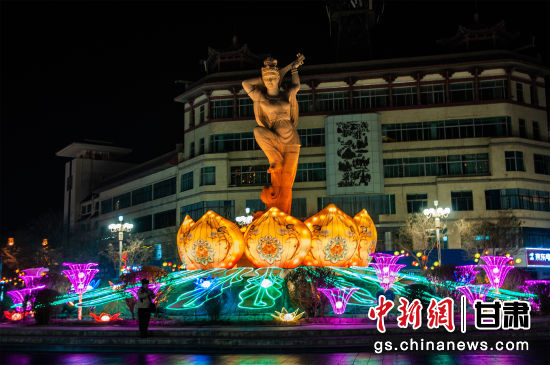 2024年春節(jié)期間，敦煌市中心盤旋路上的反彈琵琶燈組。王斌銀 攝