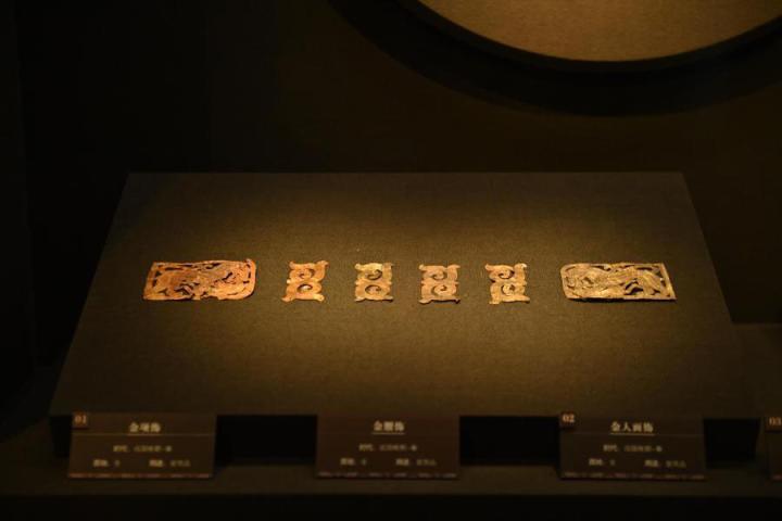 張家川縣馬家塬車輿博物館展陳的馬家塬遺址出土的金項(xiàng)飾、金腰飾、金人畫飾等。李亞龍 攝　　