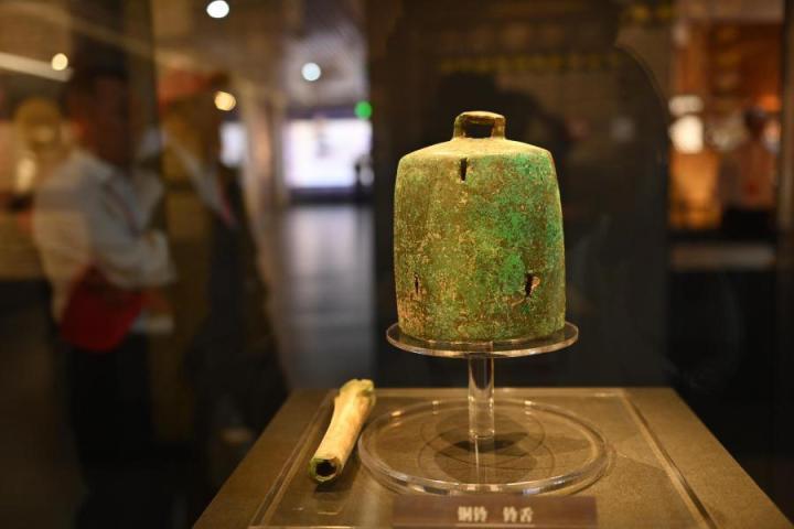 張家川縣馬家塬車輿博物館展陳的馬家塬遺址出土的銅鈴。李亞龍 攝