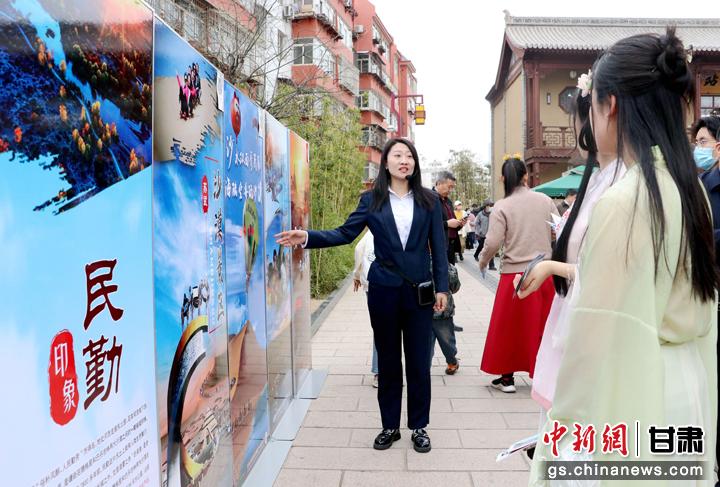 3月下旬，民勤縣在天水啟漢樓廣場舉行推介會，宣傳本地旅游資源和農(nóng)特優(yōu)產(chǎn)品。圖為工作人員向游客介紹民勤自然風(fēng)光、歷史文化。馬愛彬 攝