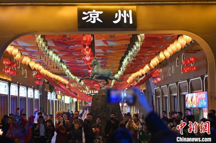 圖為游人拍攝煥然一新亮相的街區(qū)。李亞龍 攝</p><p>