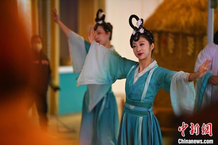 圖為工作人員進行舞蹈表演。李亞龍 攝</p><p>
