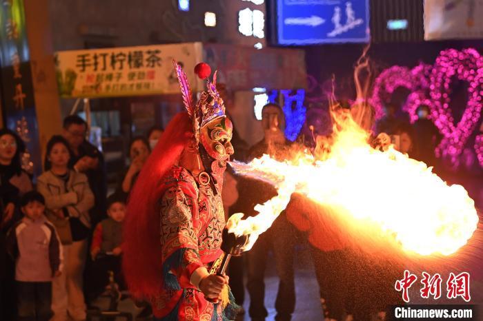 圖為工作人員進行雜耍表演。李亞龍 攝</p><p>