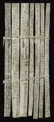漢簡(jiǎn)《康居王使者冊(cè)》。此簡(jiǎn)記載了西域康居國(guó)使者前來(lái)“進(jìn)貢”駱駝，抵達(dá)敦煌遇到不公后反映問題，朝廷受理解決的經(jīng)過(guò)。新華社發(fā)（甘肅簡(jiǎn)牘博物館供圖）