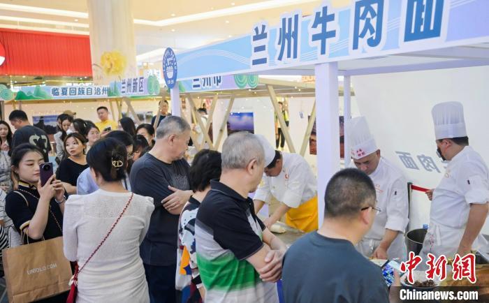 5月11日，“醉美玉如意·感恩幫扶情”甘肅(天津)文創(chuàng)非遺市集和特色美食展示活動(dòng)在天津舉行。(天津市文旅局供圖)