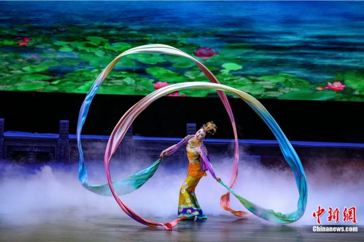 2023年4月17日晚，中國經典舞劇《絲路花雨》在澳門百老匯劇場演出。甘肅演藝集團 供圖