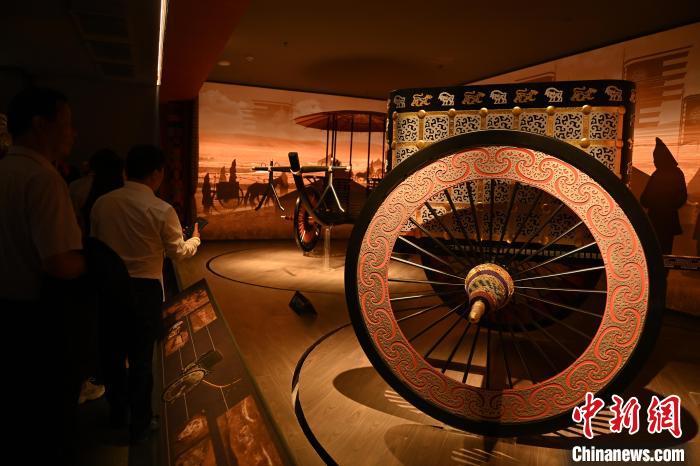 游客在甘肅張家川縣馬家塬車(chē)輿博物館內(nèi)參觀(guān) 中新社記者 李亞龍 攝