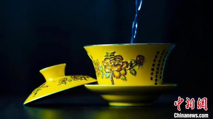 2023年5月，拍攝的臨夏特色茶飲——蓋碗茶。(資料圖)臨夏市融媒體中心供圖