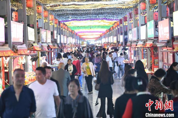 圖為燈光亮起，明清街夜市人氣漸旺?！〈魑牟?攝</p><p>
